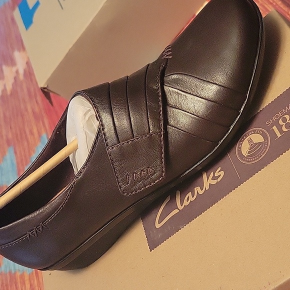 Brand New Clark's Brown Leather - Picture 3 of 9